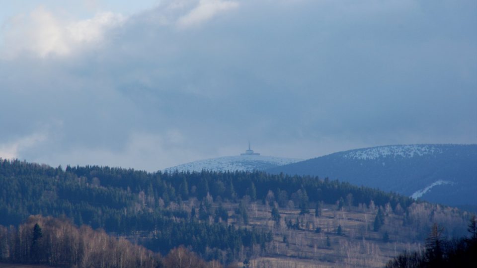 Z pozorovací plošiny je k vidění třeba i vrchol Pradědu