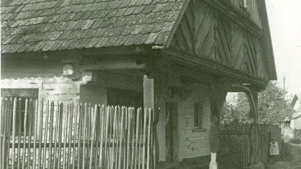Radimská roubenka v archivním záběru J. Trejbala z roku 1941