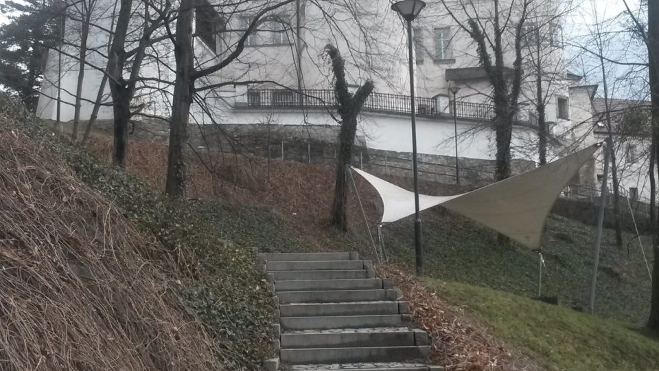 Park nabízí spoutu cesta cestiček. Tato vede k odpočinkovému altánu