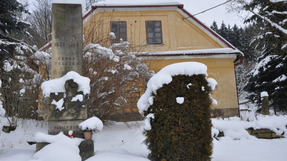 Před hájovnou stojí pomník otci Čeňkovi a synovi Oldovi Dolečkovi