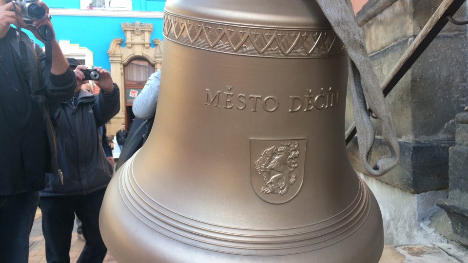 K původním zvonům přibyl i nový. Jmenuje se Město Děčín