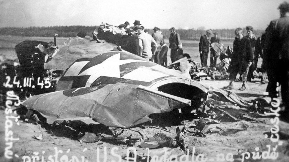 S nákladem pum letěli na Berlín a zřítili se ve východních Čechách - foto trosek B-17