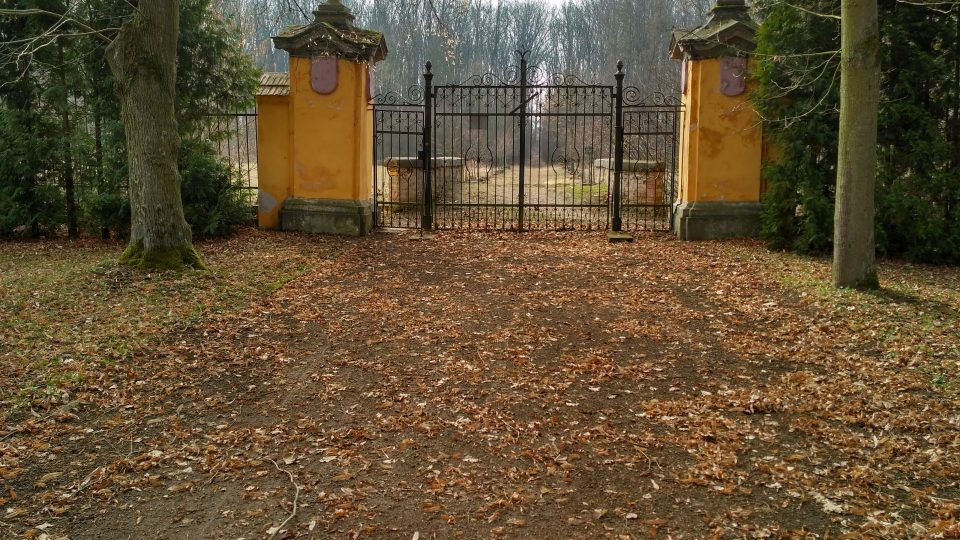 Dnes zadní brána dříve sloužila jako hlavní vstup do zámku
