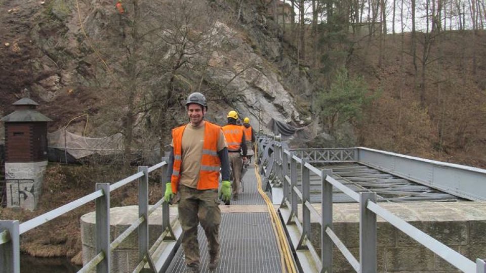 Specializovaná firma sanuje skálu nad srázem řeky Malše nedaleko obce Plav