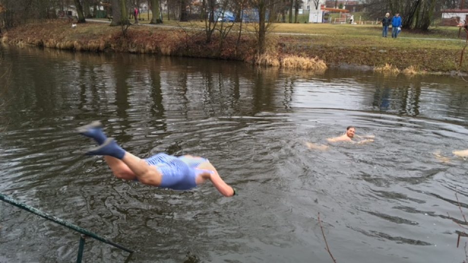 U Malého jezu v Českých Budějovicích se vykoupali otužilci | foto: Lenka Nechvátalová U Malého jezu v Českých Budějovicích se vykoupali otužilci
