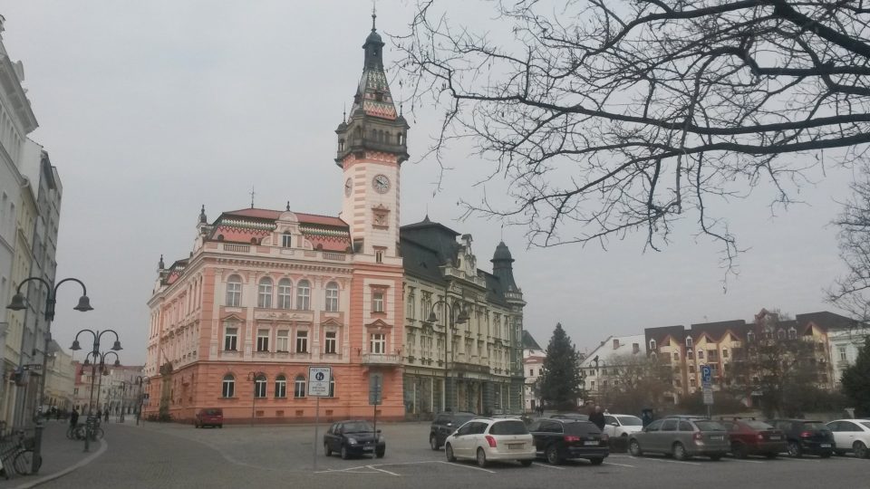 Krnovské náměstí s radnicí a zelenou budovou spořitelny