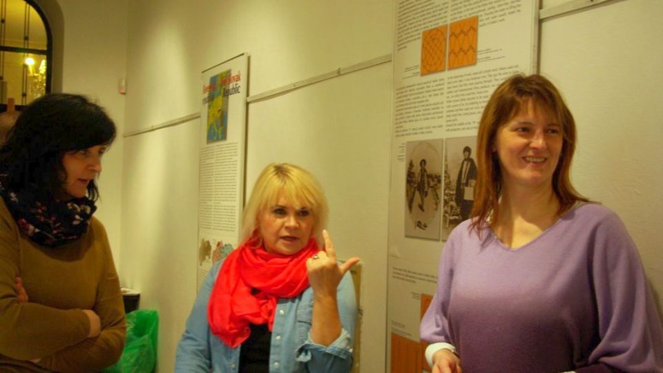 Autorka výstavy Daša Ferklová ze Slovenského národného múzea v Martině (uprostřed) při instalaci výstavy v Jičíně vysvětluje muzejnicím Kateřině Sedláčkové (vlevo) a etnografce Haně Macháčkové svou koncepci 