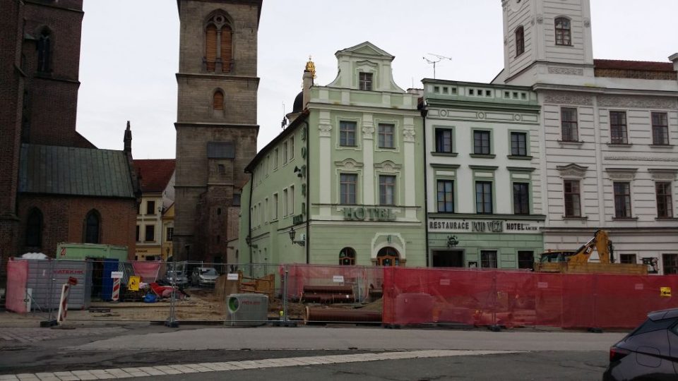 Archeologové hlásí na Velkém náměstí v Hradci Králové vzácný nález