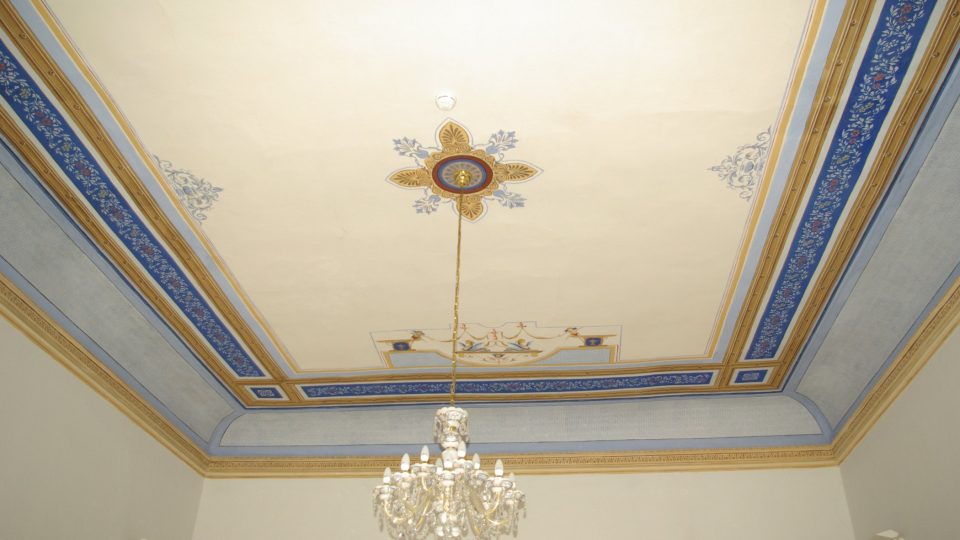 Restaurovaná výmalba stropu v 1. patře