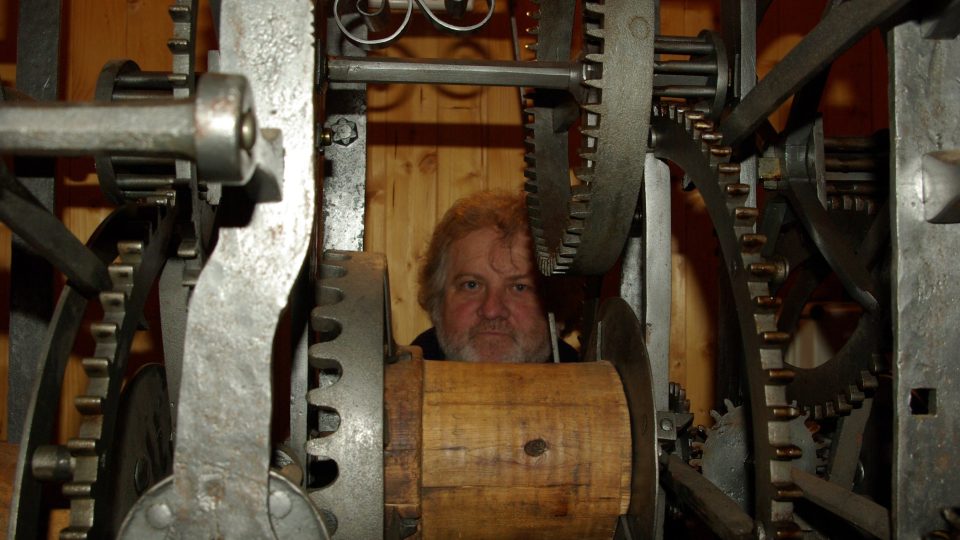 Správce zámku Pavel Třeštík je na funkční hodinový stroj z roku 1744 pyšný
