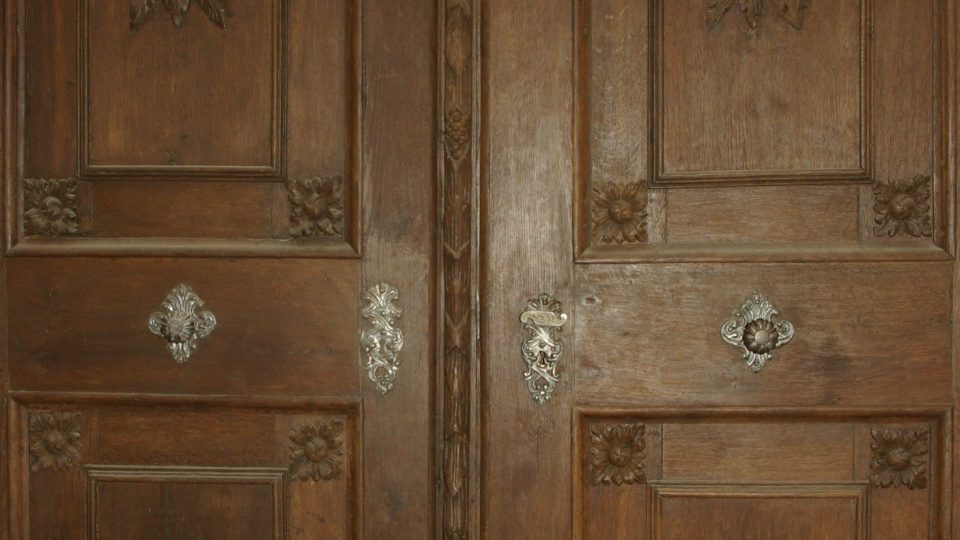 Zámecké dveře v přízemí, které se dochovaly v původní podobě i s dobovým kováním