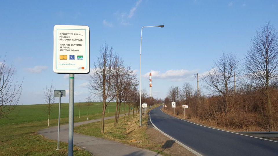 Horní Počernice - Zeleneč, brusle můžete nasadit nedaleko od zastávky autobusu Čertousy