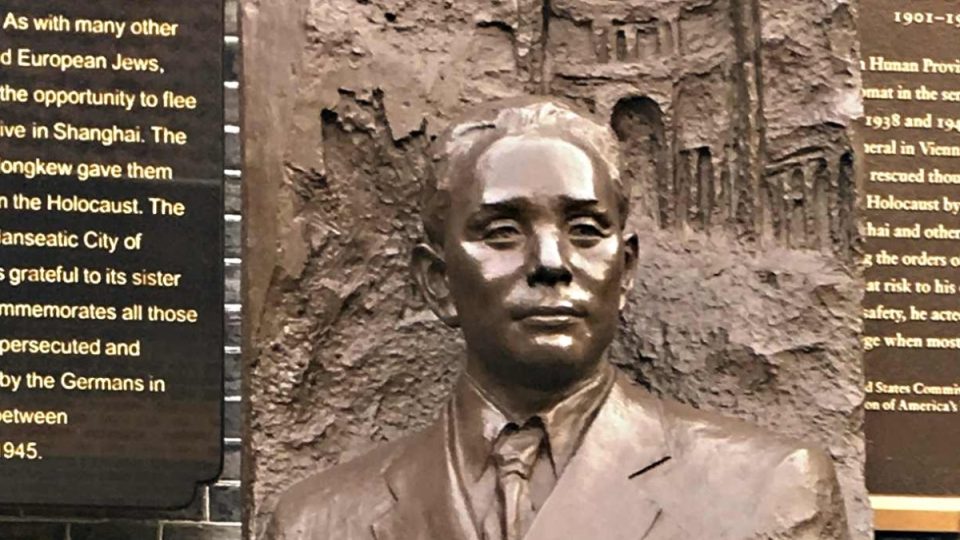 Památník Ho Feng-Shana před šanghajským židovským muzeem