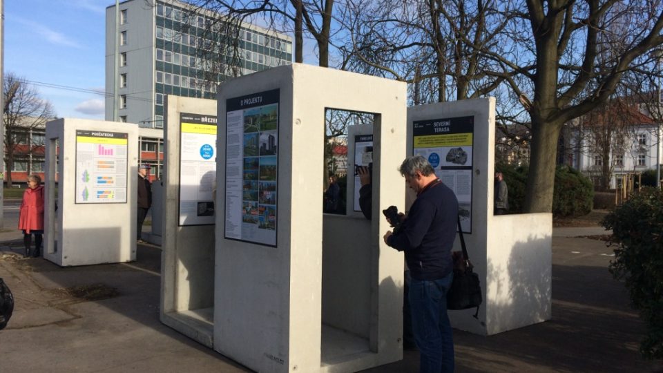 Venkovní výstava na ústeckém Střekově představuje pět urbanisticky výjimečných sídlišť v Ústeckém kraji