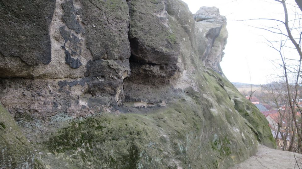 Pískovcové skále se říká Husova kazatelna