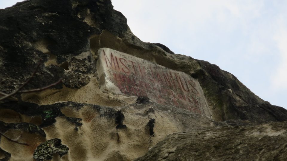 Místní lidé na Mistra Jana vzpomínají, na vrcholu vyšší skály je umístěna deska s jeho jménem