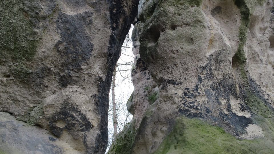 Mezi lidmi koluje legenda, že se právě tento pískovcový útvar při cestě kolem obce zalíbil Mistru Janu Husovi