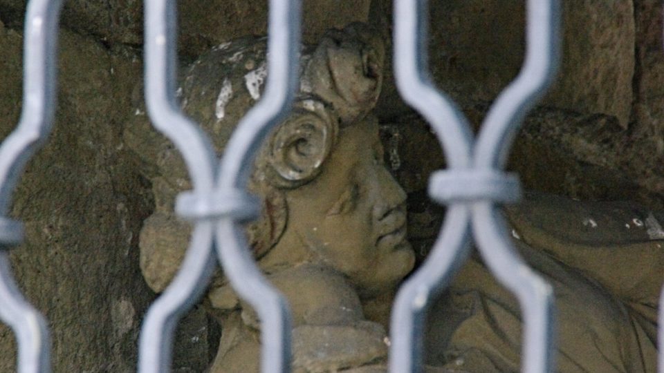 Umělá jeskyně v podstavci sloupu ukrývá ležící sochu sv. Rozálie