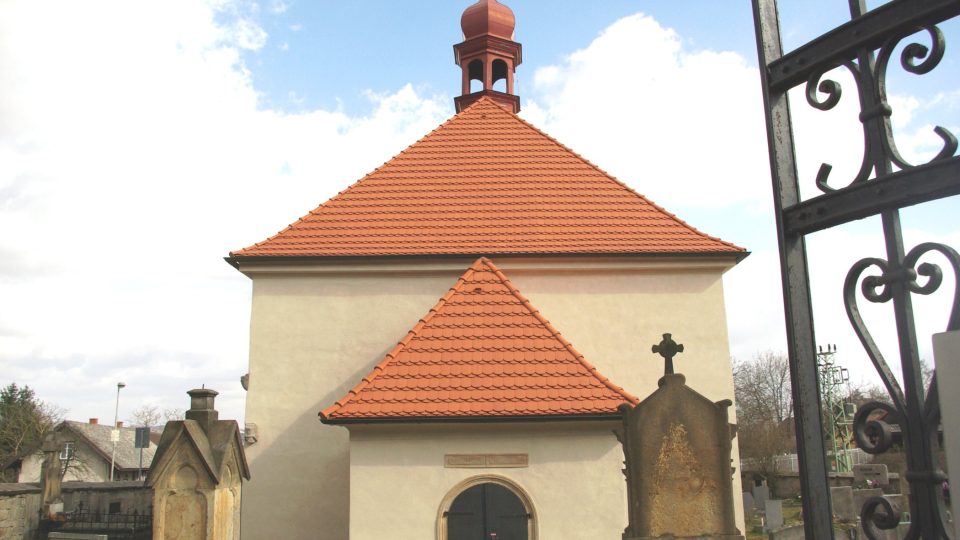 Kostel sv. Bartoloměje v obci Brada v blízkosti Rumcajsovy jeskyně
