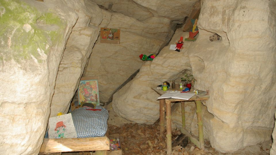 Pohled do Rumcajsovy jeskyně na okraji Prachovských skal