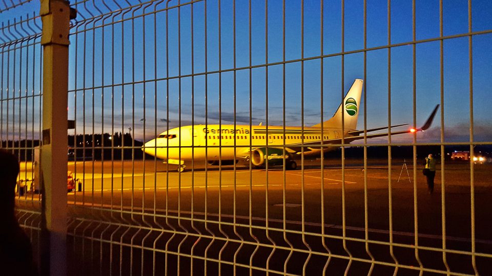 Boeing 737-700 společnosti Germania na letišti v Karlových Varech