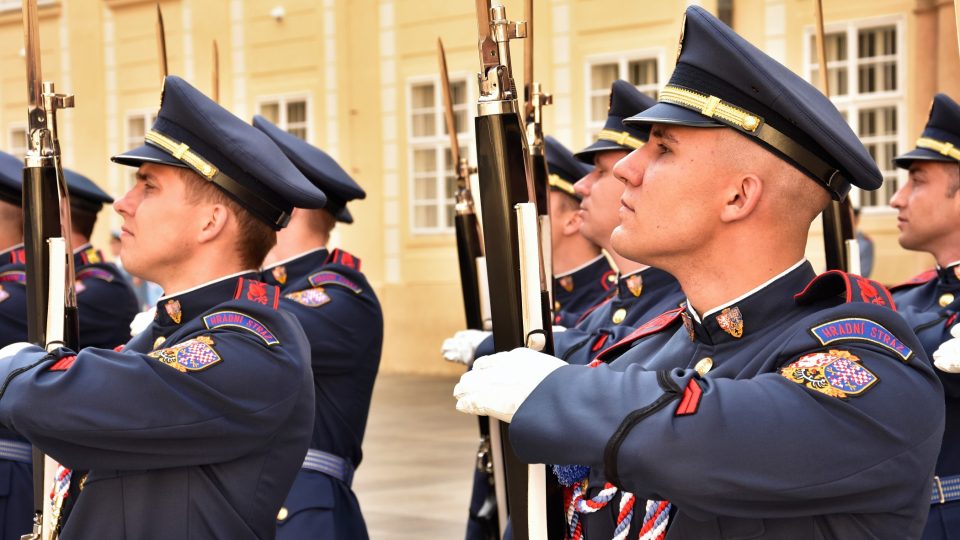 Vladimír Stehlík (vpravo) slouží u Hradní stráže už 4 roky