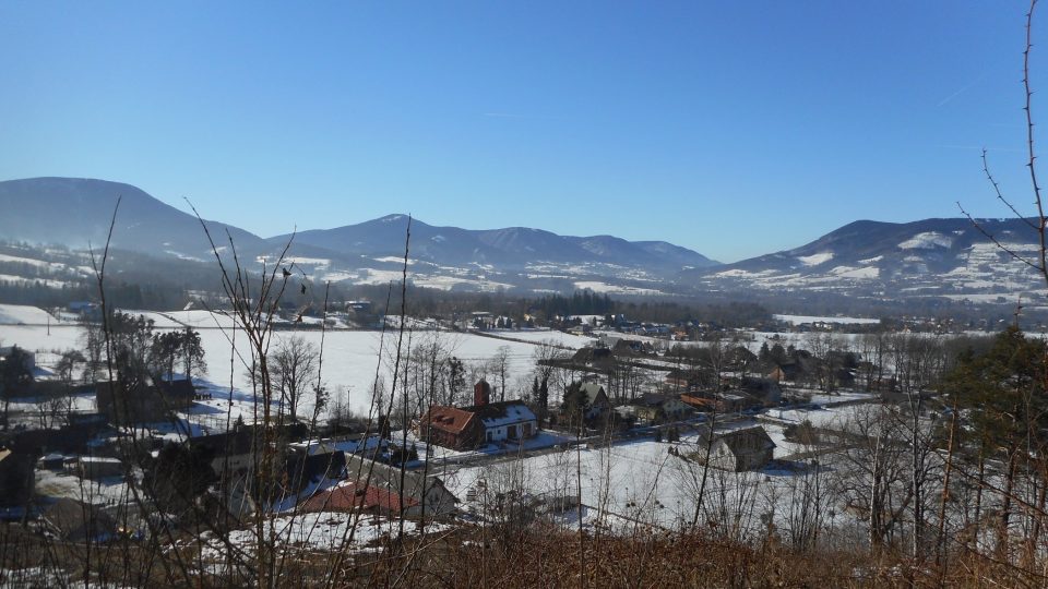 Výhled z Borové do údolí a na okolní kopce Beskyd