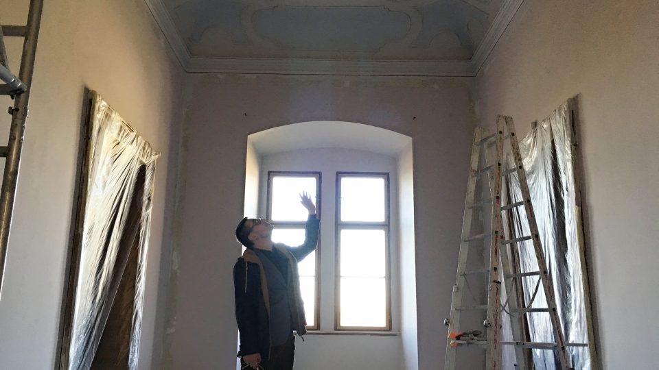Kastelán Petr Weiss upozorňuje, jak se zrestauroval strop