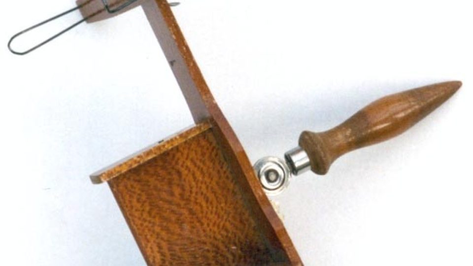 Stereoskopické dřevěné kukátko s pohyblivou konstrukcí. Kolem roku 1890