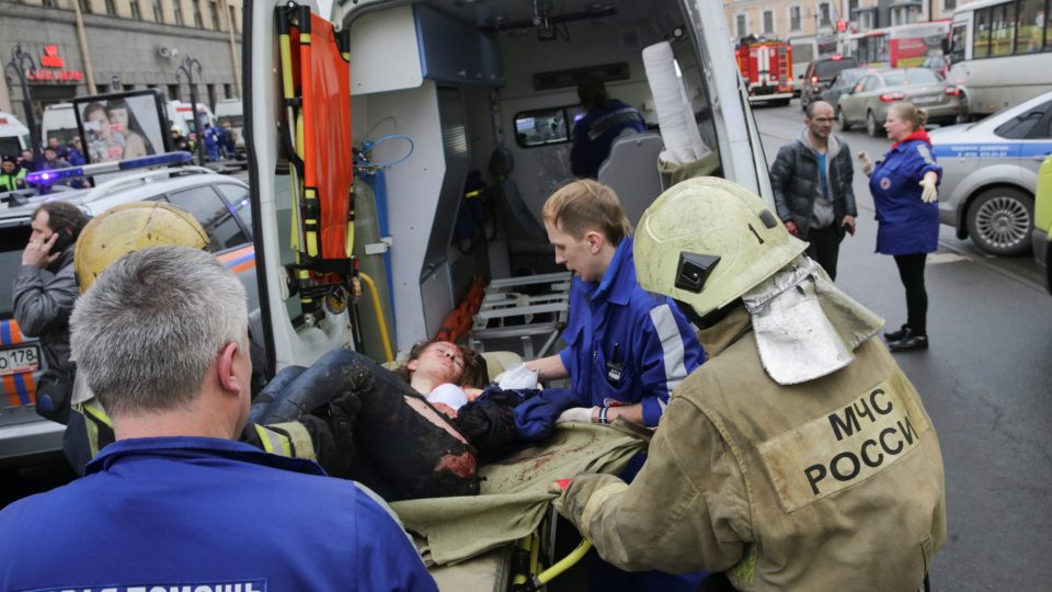 Záchranáři pomáhají obětem exploze. 