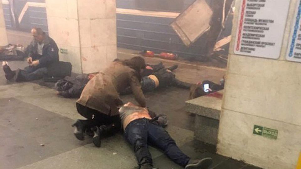 Petrohradským metrem v pondělí odpoledne otřásk výbuch, který způsobilo podomácku vyrobené zařízení naplněné střepinami.