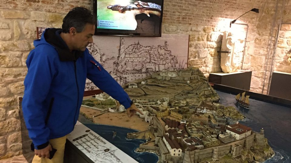 José Oňa nad modelem středověké pevnosti v Melille