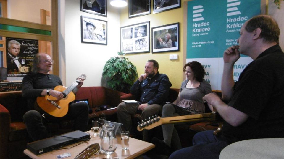 Slávek Klecandr a Jaroslav Jetenský, tedy polovina kapely Oboroh, se svou krásnou křehkou muzikou zavítali v pondělí 3. dubna 2017 do Radioklubu Českého rozhlasu Hradec Králové