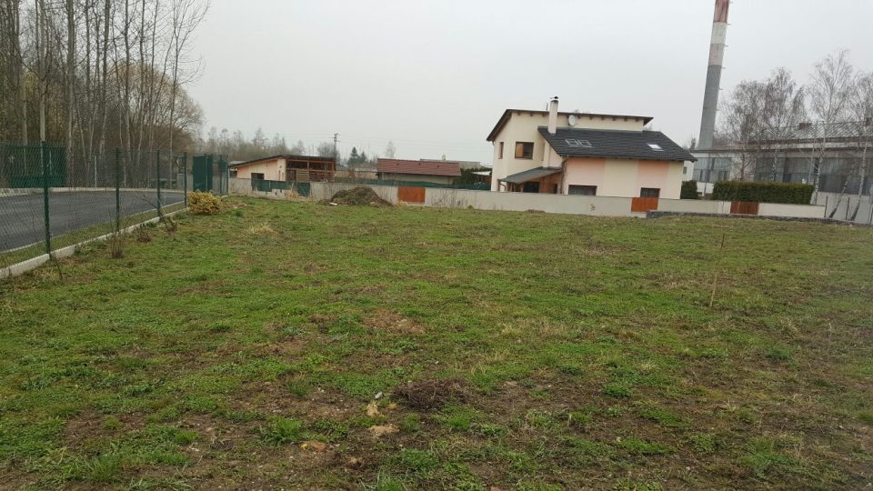 Pozemek v Lišově, který chtějí klienti chráněného bydlení využít jako komunitní zahradu