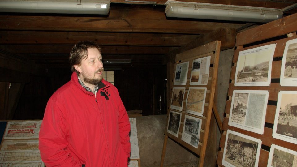 Majitel cihelny Martin Pour představuje historii cihelny, s níž se návštěvníci mohou seznámit na výstavě v interiéru