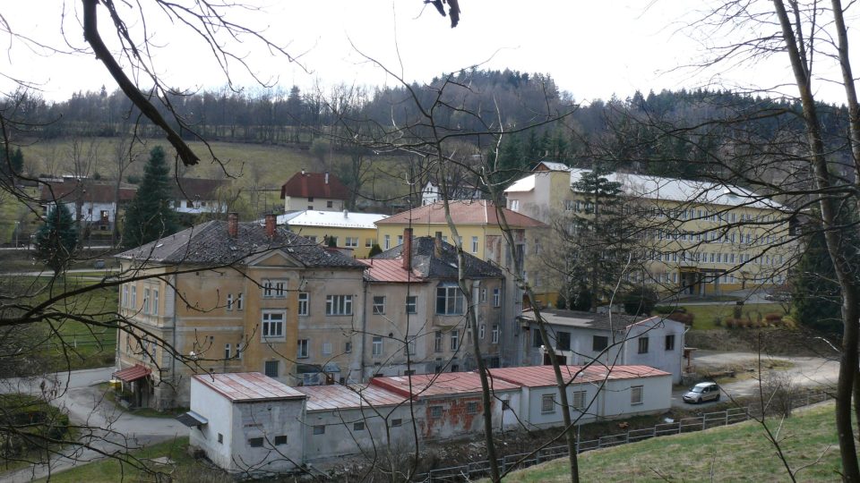 Pod křížovou cestou se nachází vimperská nemocnice