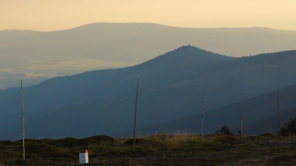 Pohled z vrcholu hory Králický Sněžník, ostře špičatý je Klepáč s rozhlednou, sedlovitá hora na pozadí je Suchý vrch