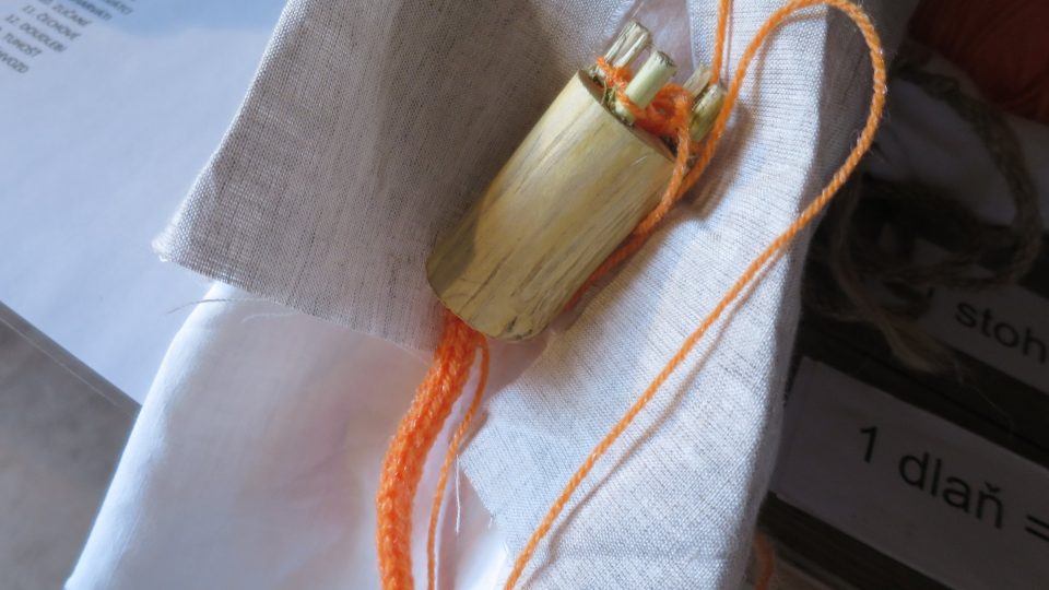 Dutinka na pletení slovanských pásků