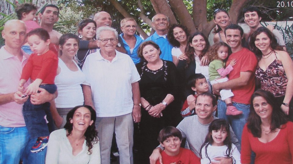 Rodina Evy Erbenové v Izraeli. Uprostřed Eva s manželem Petrem. Ashkelon, 2006