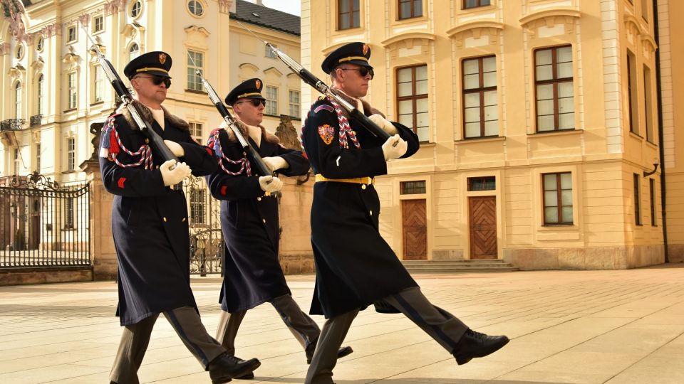 Střídání stráží je každou hodinu nejočekávanější turistickou atrakcí na Pražském hradě