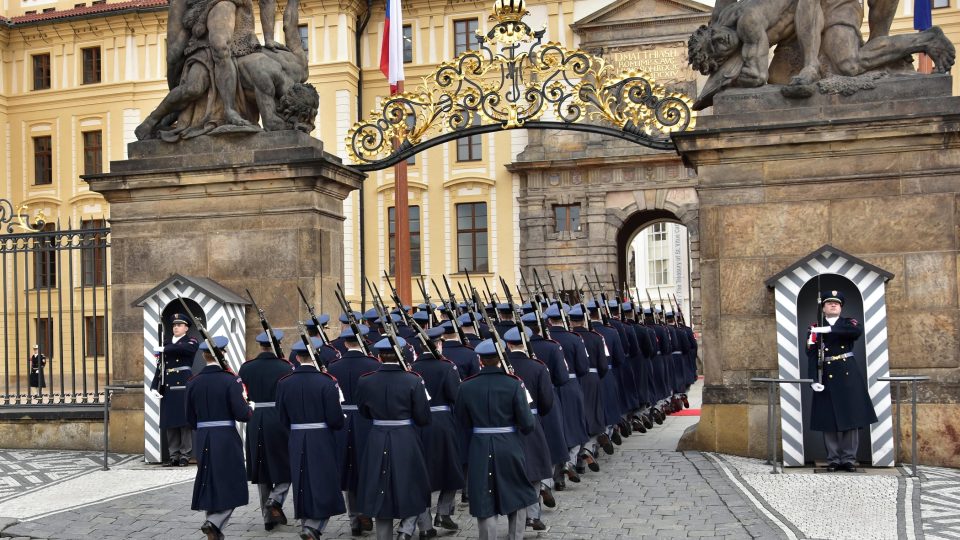 Matyášova brána je vchodem do areálu Pražského hradu už jen pro vojáky, turisté tudy pouze vycházejí