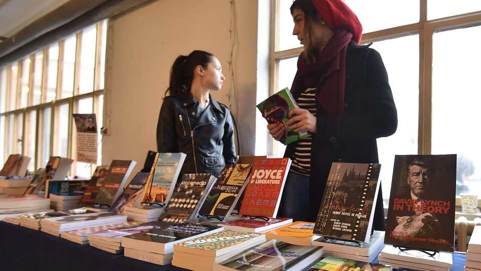Filozofická fakulta Univerzity Karlovy otevřela multifunkční kampus v Hybernské ulicii, knihkupectví