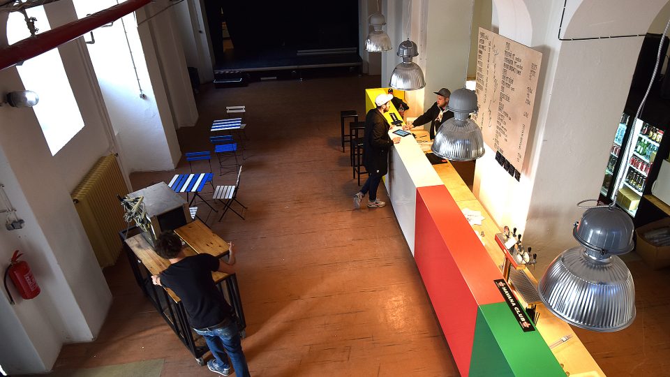 Filozofická fakulta Univerzity Karlovy otevřela multifunkční kampus v Hybernské ulicii, kavárna v přízemíí