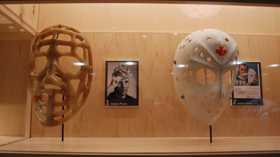 Dnes se skoro nechce věřit, že kdysi hráli hokejoví brankáři bez helmy i masky