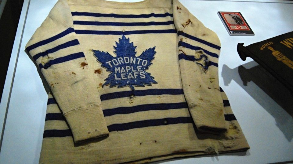 Hokej byl vždycky tvrdý sport, jak dokládají i historické dresy v expozici kanadského Muzea civilizace