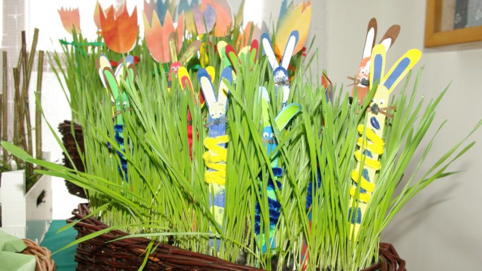 Velikonoční aranžmá od školáků na výstavě K. V. Raise v Lázních Bělohradě