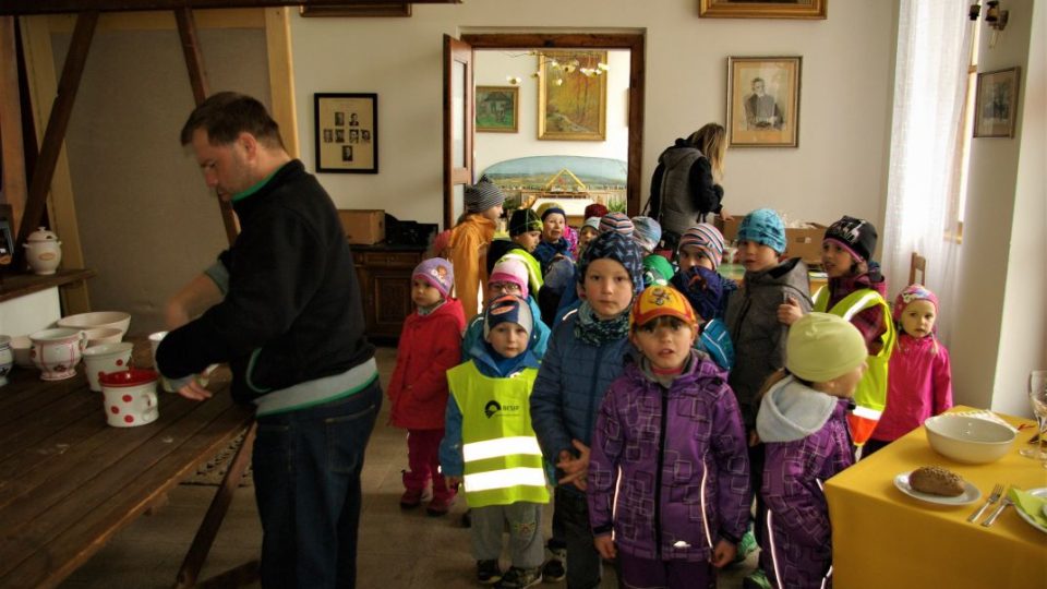 Velikonoční výstavu v Památníku K. V. Raise v Lázních Bělohrad si přišli prohlédnout předškoláci z Horní Nové Vsi