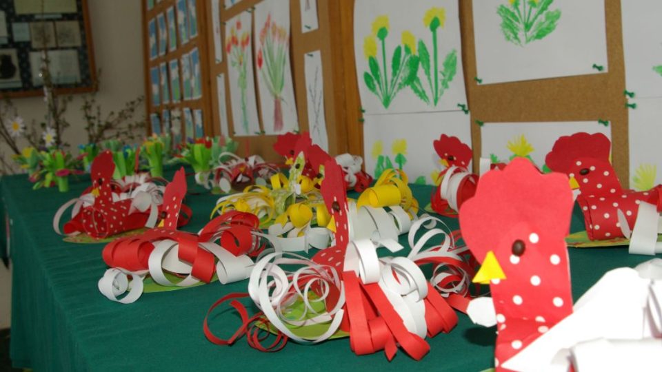 Výrobky dětí na Velikonoční výstavě v památníku K. V. Raise v Lázních Bělohradě