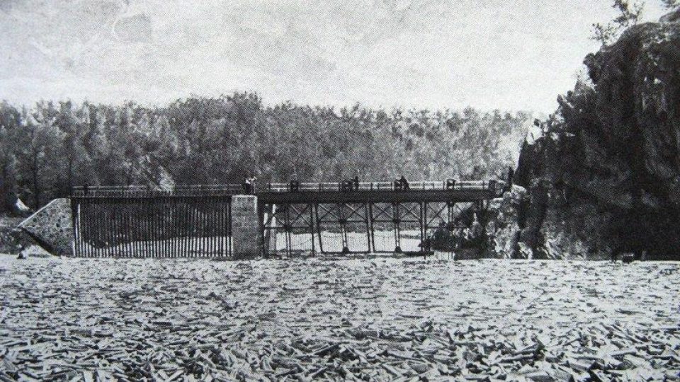 Zadržené dřevo u Plavu na historickém nedatovaném snímku