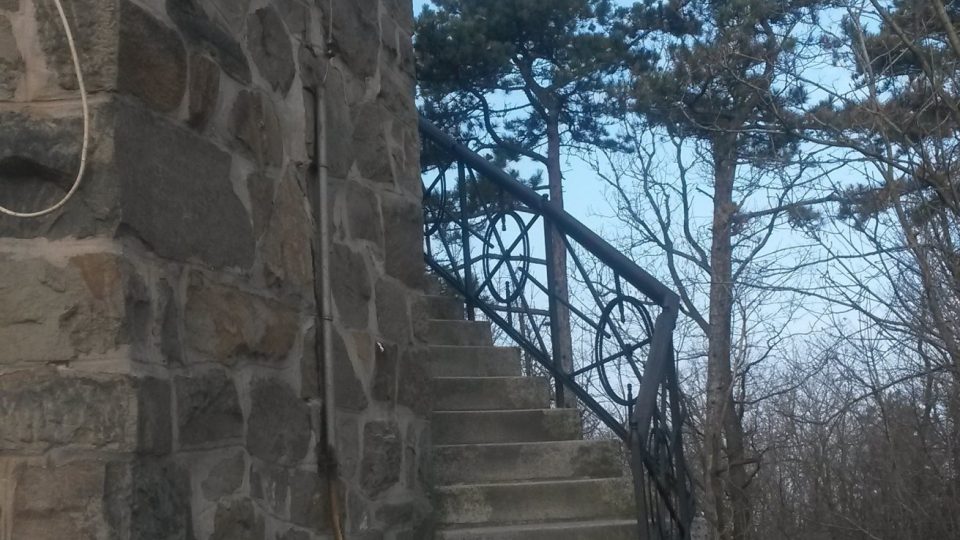 Do samotné věže se vstupuje až po zdolání venkovního schodiště